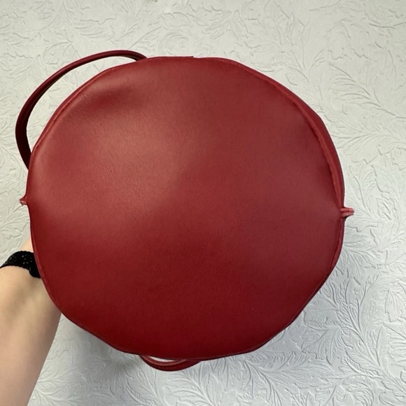 Portland Leather Group Devan Classic Bucket Tote Berry Good - Picture 5 of 8